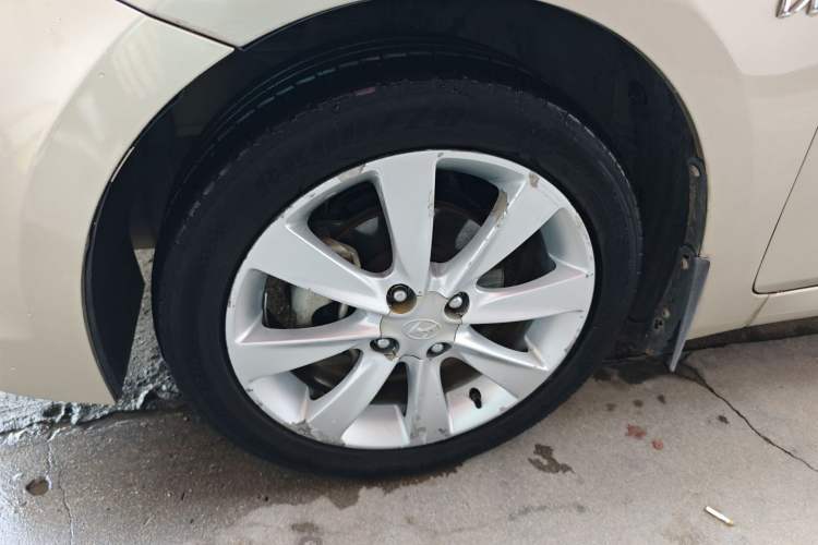 Used Hyundai Verna (older generation) 2014 1.4L Automatic Leading-Edge GLX Left Front Wheel Hub