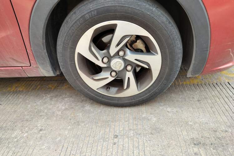 Used Baojun 310 2017 1.5L Automatic Fashion Model Right Front Wheel Hub