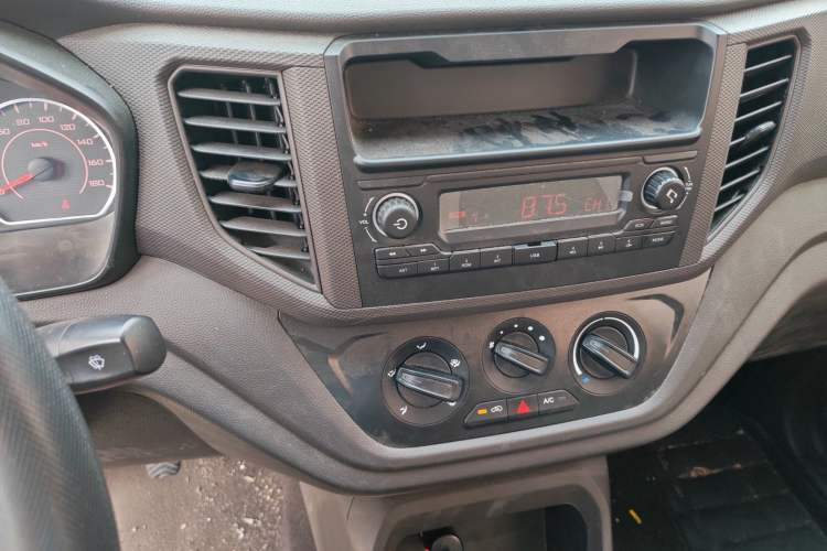 Used Wuling Hongguang V 2022 1.5L Jingqu Edition Electric-Assist LAR Audio And AC Panel