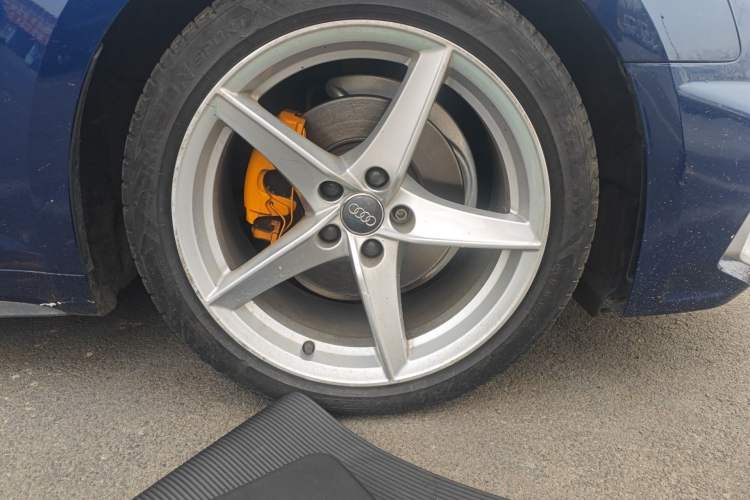 Used Audi A5 2017 Coupe 40 TFSI Fashion Model Right Front Wheel Hub