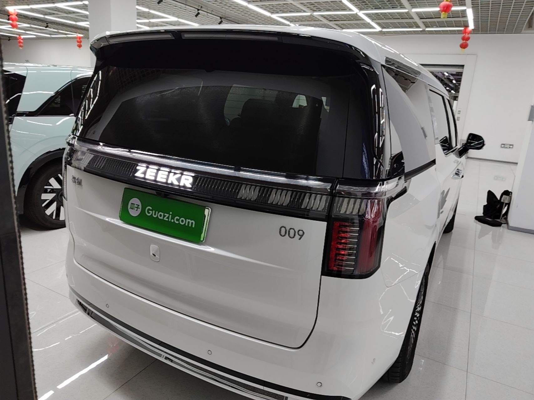 Zeekr 009 2024 7-Seater Walk-Through Version Four-Wheel Drive 108 kWh — снимка 5