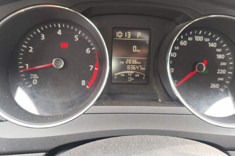 Used Volkswagen Sagitar 2015 1.6L Automatic Fashion Model Odometer Close Up