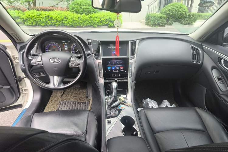 Used Infiniti Q50L 2015 2.0T Enjoyment Edition Center Console