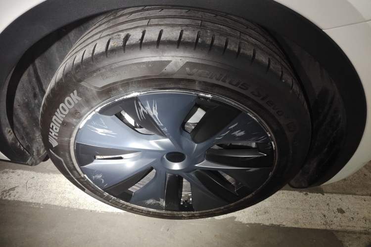 Used Tesla Model Y 2024 Long-Range All-Wheel-Drive Version Right Front Wheel Hub