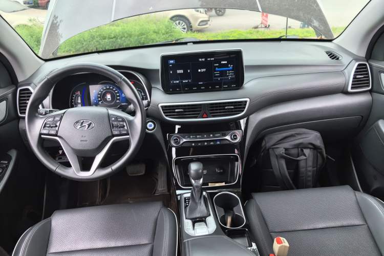 Used Hyundai Tucson 2019 280TGDi Dual-Clutch Two-Wheel Drive Fashion Edition China V Standard Center Console