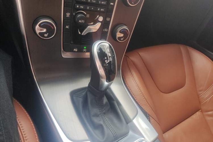 Used Volvo V60 2014 Restyled T5 Zhiya Edition
