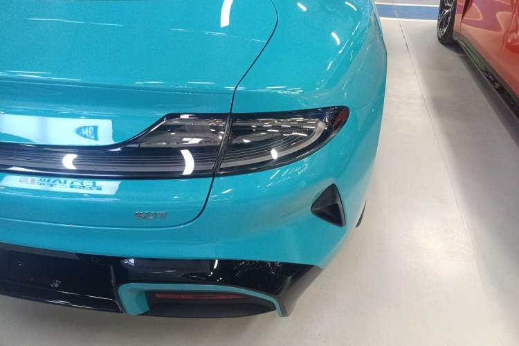 Used Xiaomi Auto SU7 2024 Rear-Drive Long-Range Intelligent Driving Version Right Rear Taillight