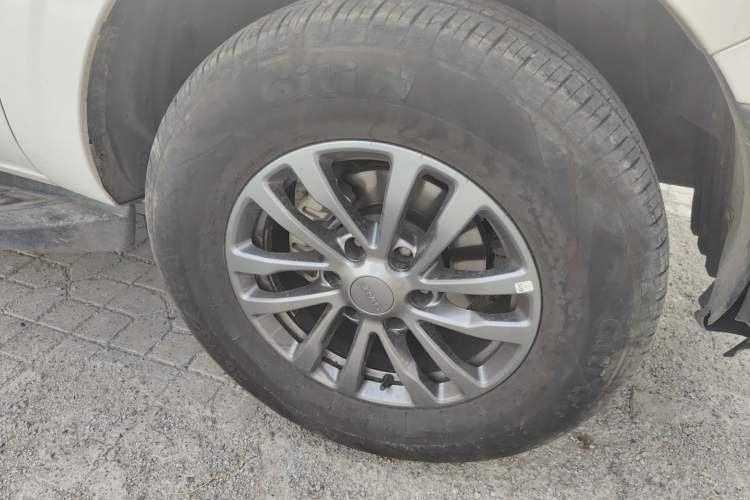 Used JMC Yuhu 2025 Short Wheelbase Double Cab Diesel Automatic Transmission Four-Wheel Drive Right Front Wheel Hub