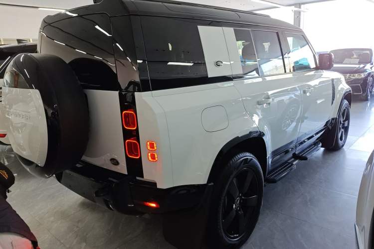 Used Land Rover Defender 2025 110 3.0T P400 – Dynamic HSE
