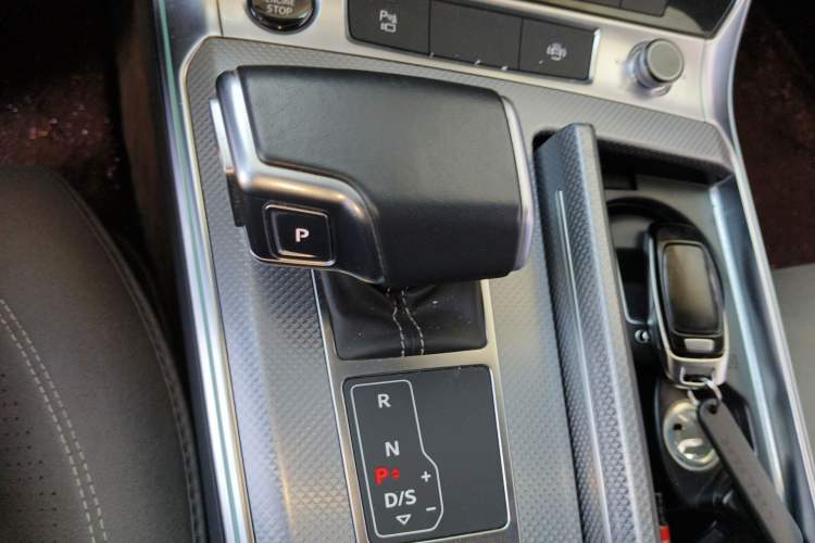 Used Audi A6L 2022 40 TFSI Luxury Dynamic Model Gear Lever
