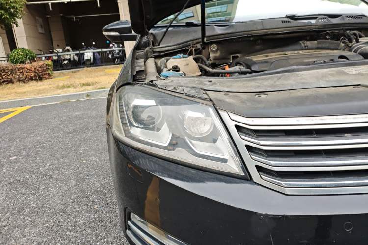 Used Volkswagen Magotan 2012 Facelift 2.0 TSI Prestige Model Right Front Headlight