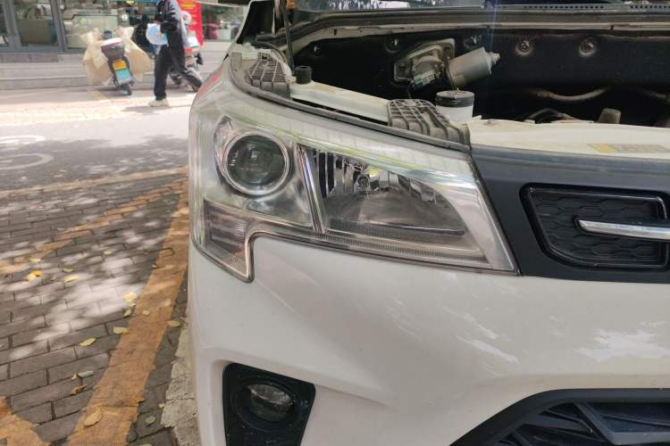 Used Dongfeng Fengon 380 2022 1.5L Comfort-Class Passenger Vehicle (Steel Spring) with 5 Seats Right Front Headlight