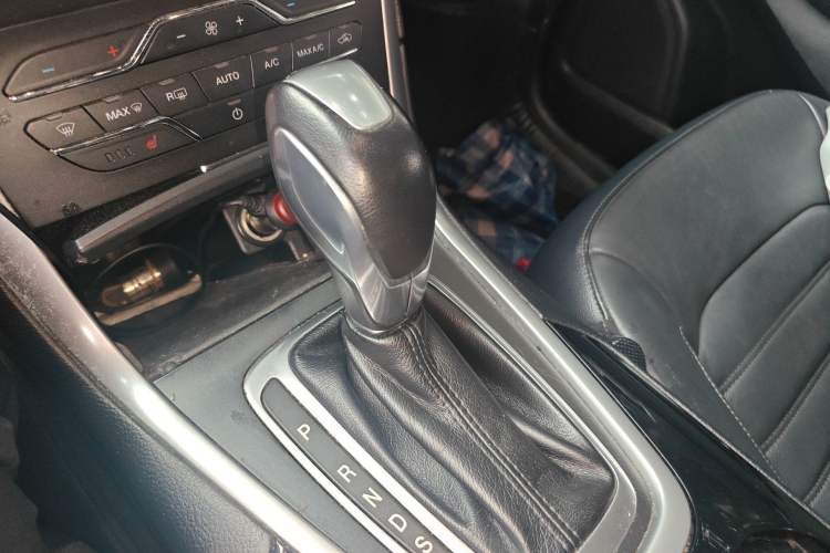 Used Ford Edge 2015 2.0T GTDi Two-Wheel-Drive High-Line Version
