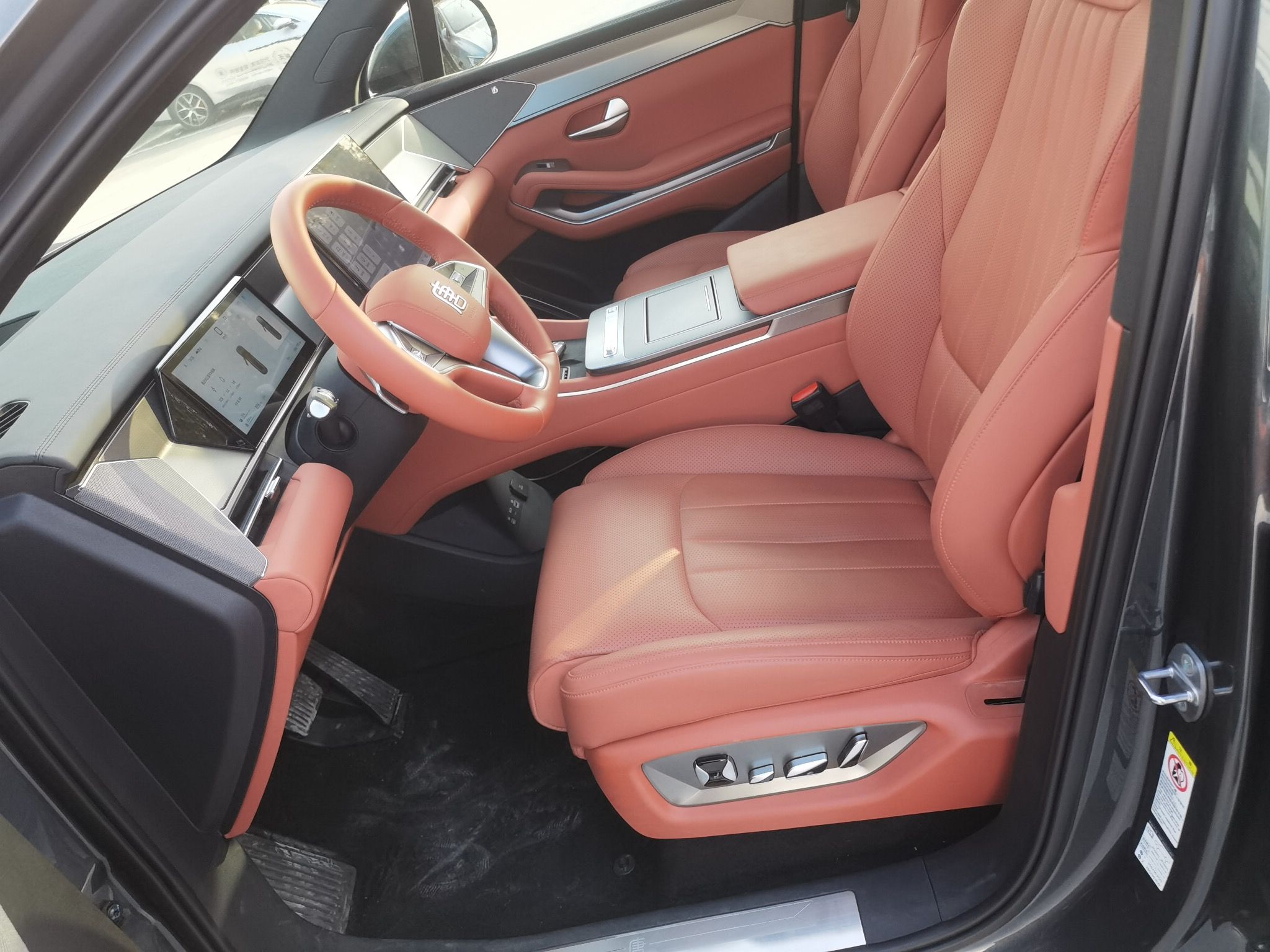 المقاعد الأمامية داخل السيارة