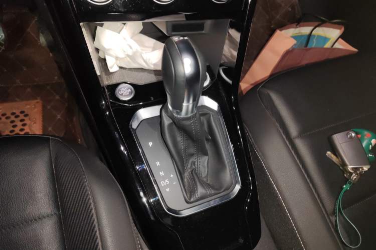 Used Volkswagen T-ROC 2018 280TSI DSG Two-Wheel-Drive Comfort Version China V Standard Gear Lever