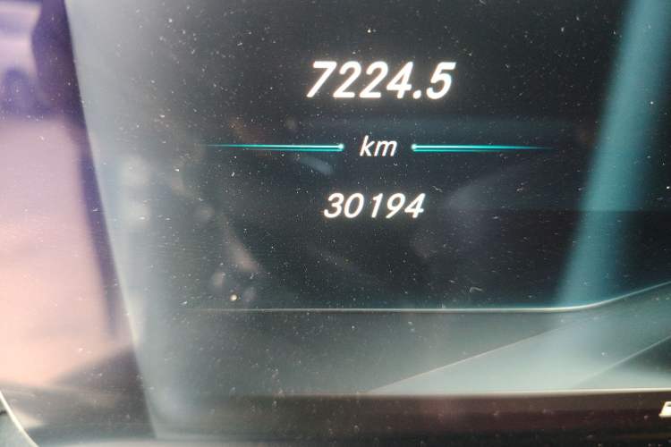 Used Mercedes-Benz E-Class 2016 E 200 L Sport Edition Odometer Close Up