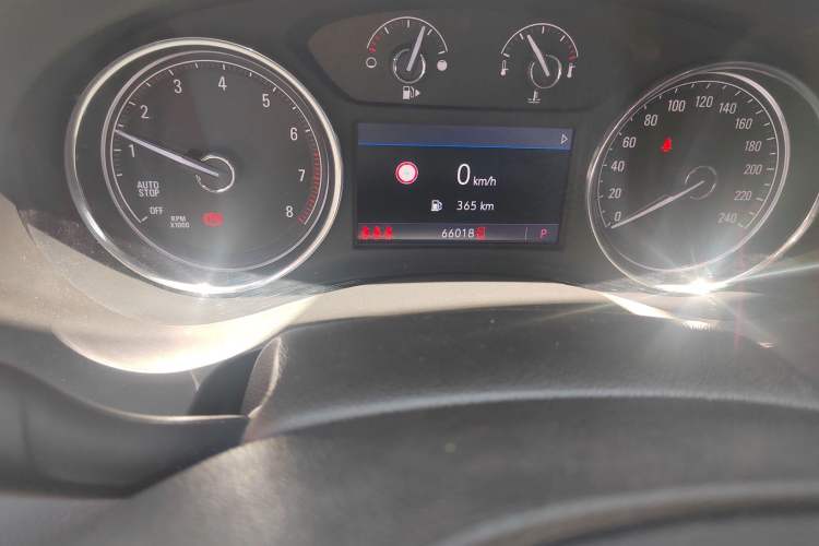 Used Buick LaCrosse 2019 28T Luxury Version Odometer Close Up