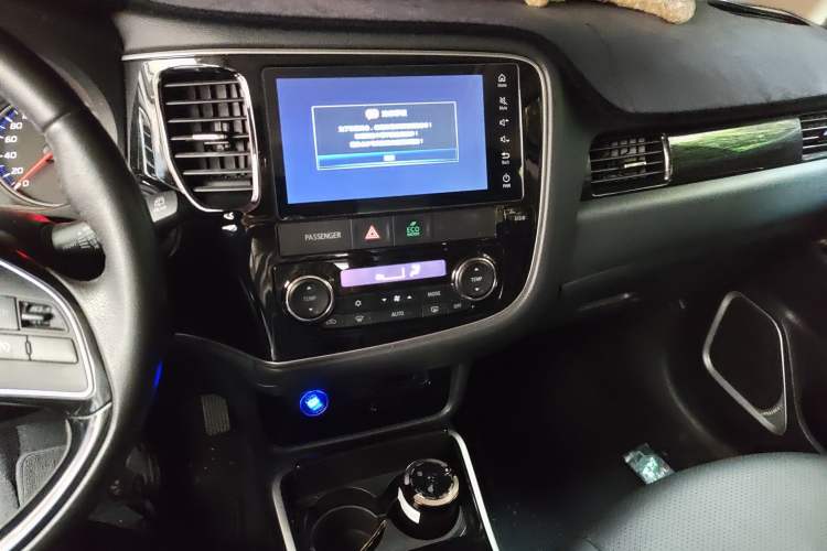 Used Mitsubishi Outlander 2018 2.0L Two-Wheel-Drive Jiale Edition 7-Seater Audio And AC Panel