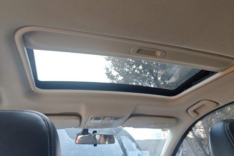 Used Dongfeng Fengon 580 2016 Revised Version 1.5T CVT Luxury Edition Headliner