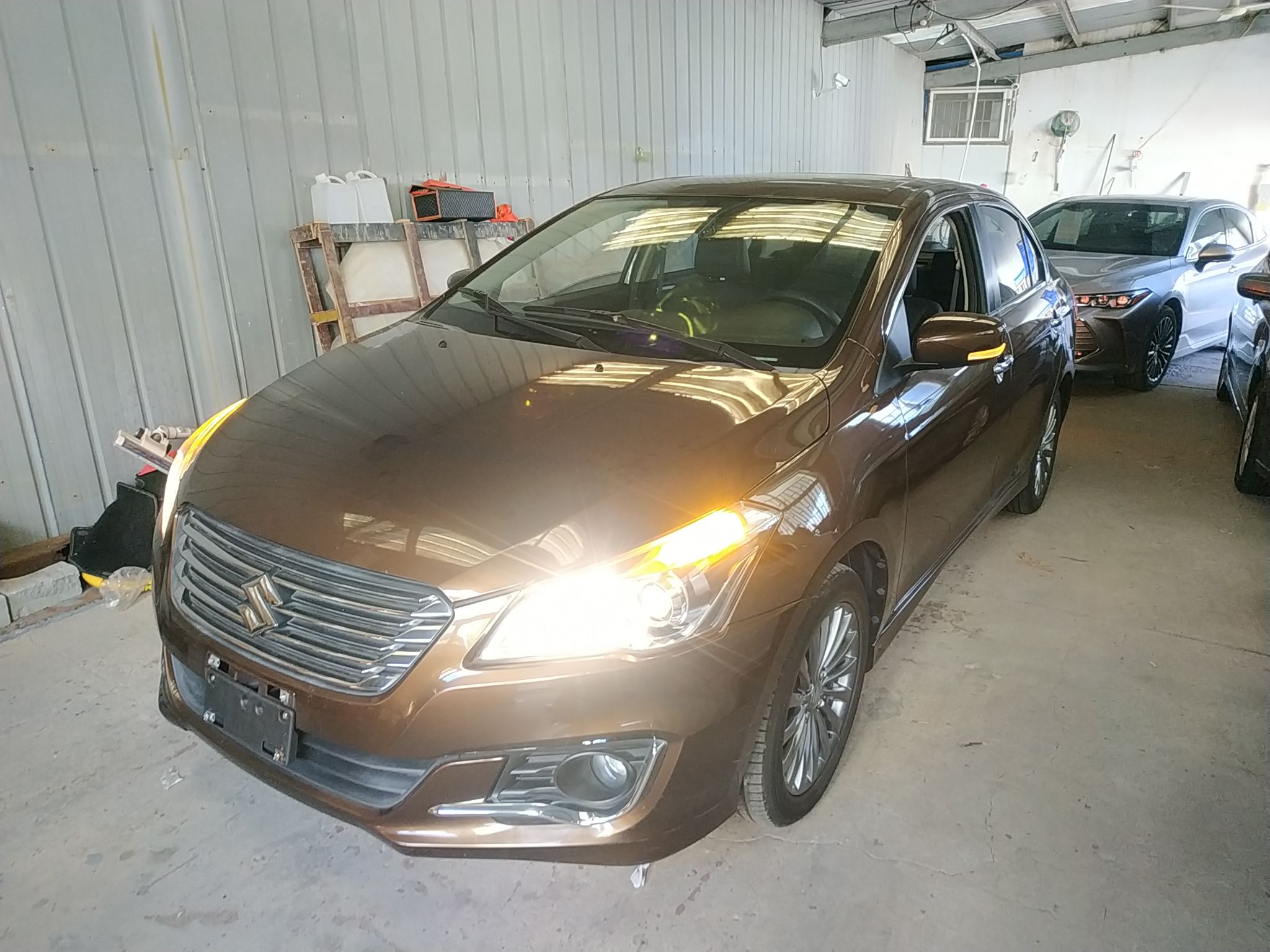 تحت مقدمة السيارة