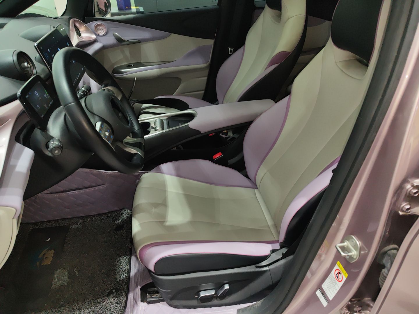 المقاعد الأمامية داخل السيارة