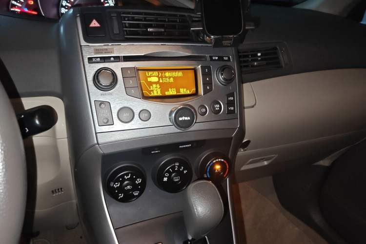 Used Toyota Verso 2014 Starlight 180E CVT Elite Edition Audio And AC Panel