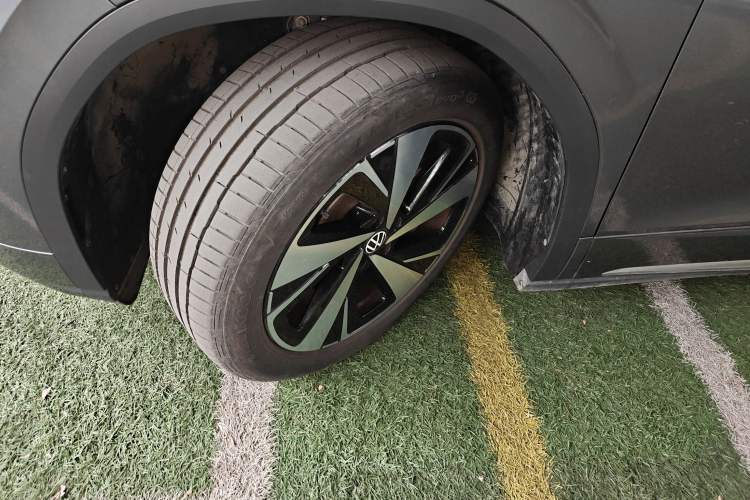 Used Volkswagen ID.6 X 2023 Pure Long-Range Version Left Front Wheel Hub