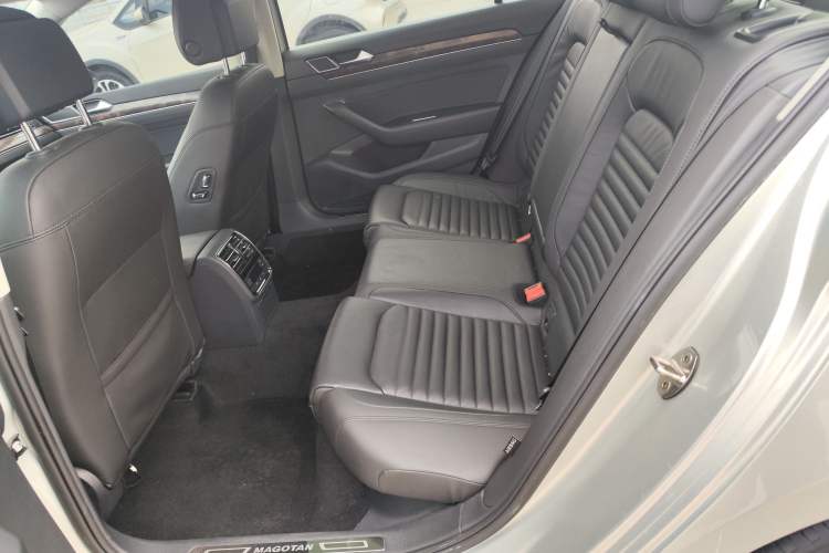 Used Volkswagen Magotan 2019 330TSI DSG Luxury Model China V Standard Left Rear Seat