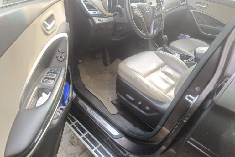 Used Hyundai Santa Fe Classic 2013 Facelift 3.0L 4x4 Comfort Edition with Navigation Euro IV compliant Driver Seat