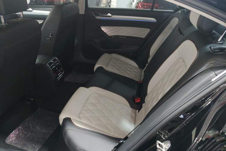 Used Volkswagen Magotan 2023 2 Million Units Commemorative Edition 330TSI DSG Luxury Version Left Rear Seat