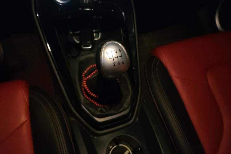 Used Haval H2s 2018 Red-Label 1.5T Manual Comfort Model Gear Lever