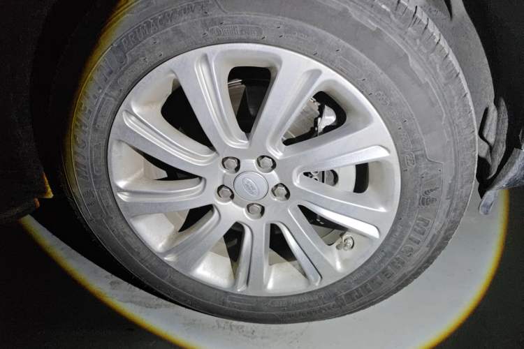 Used Land Rover Discovery Sport 2018 240 PS SE Version Right Front Wheel Hub