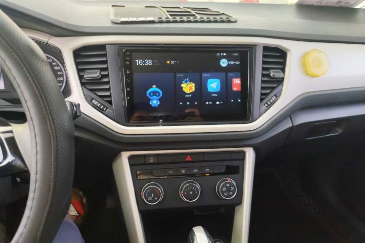 Used Volkswagen T-ROC 2019 230TSI DSG Two-Wheel Drive Fashion Edition China VI Standard Audio And AC Panel