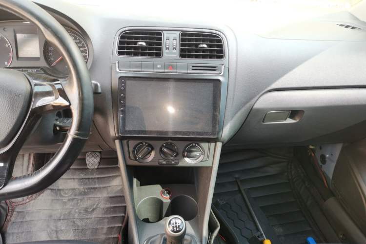 Used Volkswagen Polo 2014 1.4L Manual Fashion Edition Audio And AC Panel