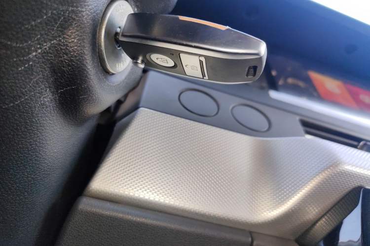 Used Dongfeng Yufeng Yufeng 2023 V9+ 2.0T Manual Front-Wheel-Drive Multi-Function Short-Chassis Low-Roof 5/6-Seater
