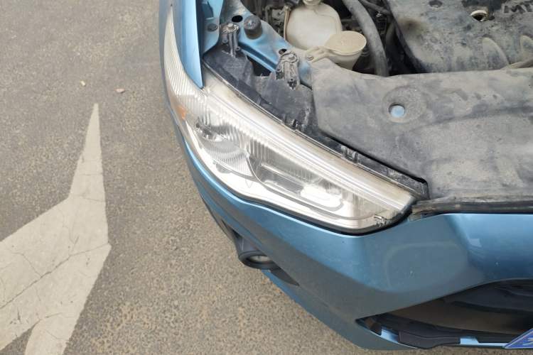 Used Mitsubishi ASX 2013 2.0L CVT Two-Wheel Drive Luxury Edition Right Front Headlight