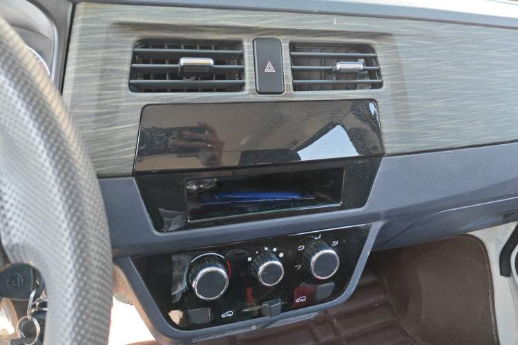 Used Jinbei Hiace X30 2023 1.5L Super-Comfortable Passenger Van 5/6/7-Seater Non-Air-Conditioned Version Model SWC15M
