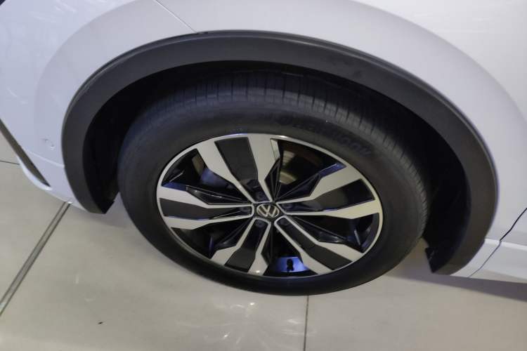 Used Volkswagen Tiguan L 2024 330TSI Automatic Two-Wheel Drive R-Line Enhanced Edition Left Front Wheel Hub