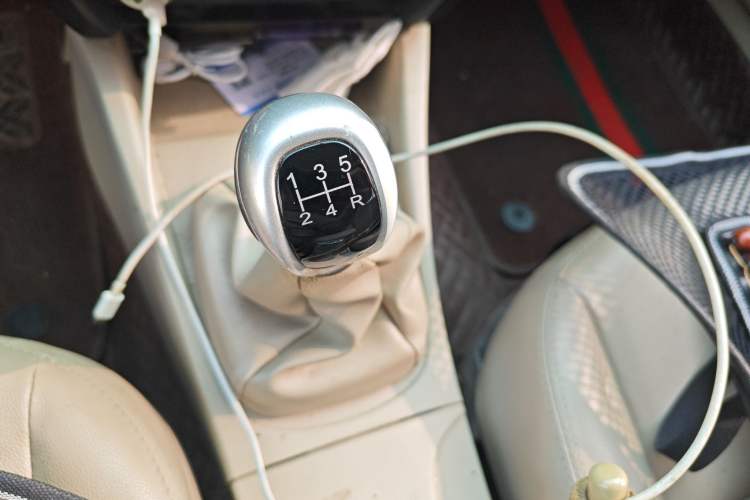 Used Soueast V3 Lingyue 2014 1.5L Manual Smart Edition Gear Lever