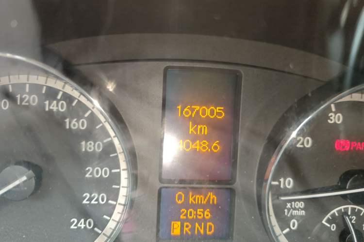 Used Mercedes-Benz Viano 2010 2.5L Luxury Edition Odometer Close Up