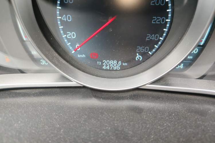 Used Volvo V40 2013 2.0T Zhiyi Edition Odometer Close Up