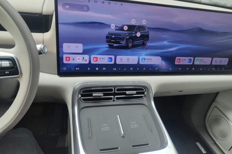 Used Geely Galaxy M9 2025 Model 210km Four-Wheel-Drive Leading Edition Audio And AC Panel