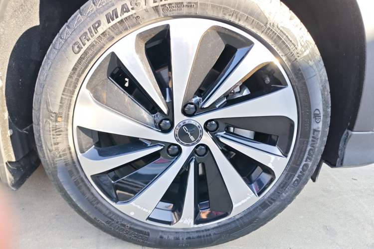 Used BYD Song PLUS New Energy 2023 Champion Edition DM-i 110KM Flagship PLUS Right Front Wheel Hub