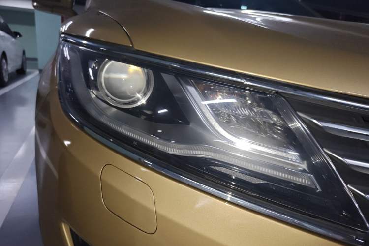 Used Lincoln MKC 2014 2.0T Two-Wheel-Drive Luxury Edition Right Front Headlight