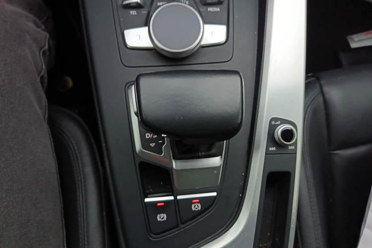 Used Audi A4L 2019 40 TFSI Fashion Edition China VI Emission Standard Gear Lever
