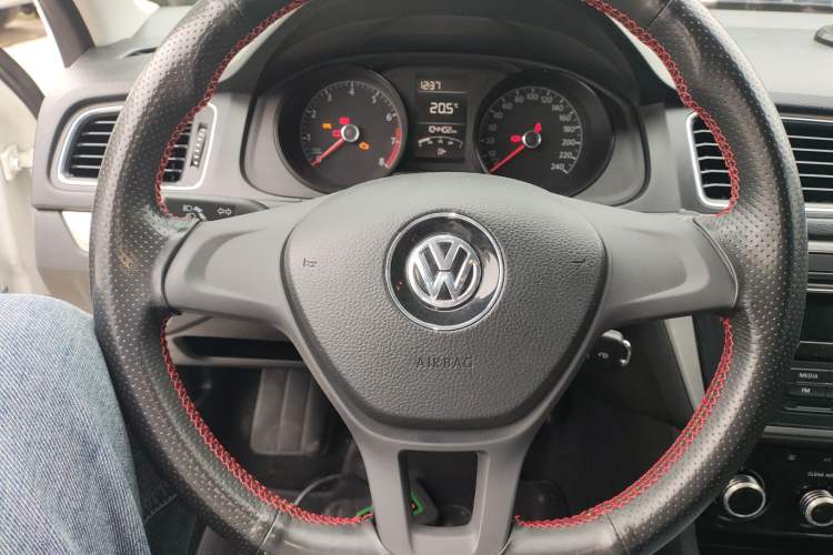Used Volkswagen Lavida 2017 1.6L Manual Fashion Edition Steering Wheel