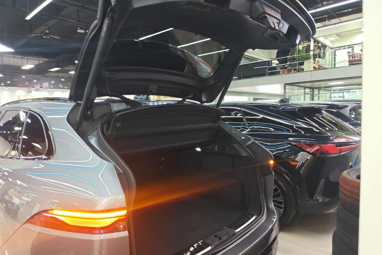 Used Jaguar F-PACE 2024 P250 R-Dynamic SE