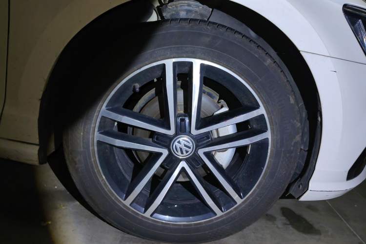 Used Volkswagen Lamando 2019 280TSI DSG Comfort Edition China VI standard Right Front Wheel Hub