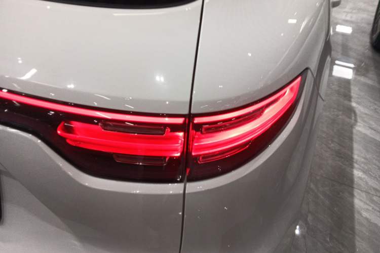 Used Porsche Cayenne E-Hybrid 2021 Cayenne E-Hybrid 2.0T Exterior 3