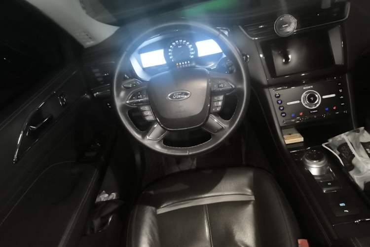 Used Ford Taurus 2015 EcoBoost 245 Luxury Model Steering Wheel
